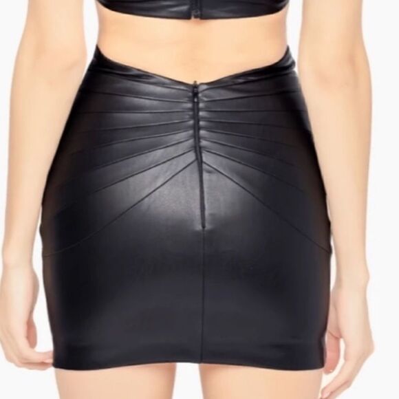 Heiress Beverly Hills Vegan Black Leather Mini Skirt - Picture 3 of 8